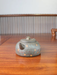 front view of the yixing teapot home handmade by Yuan ziming