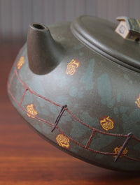 the pattern on the teapot