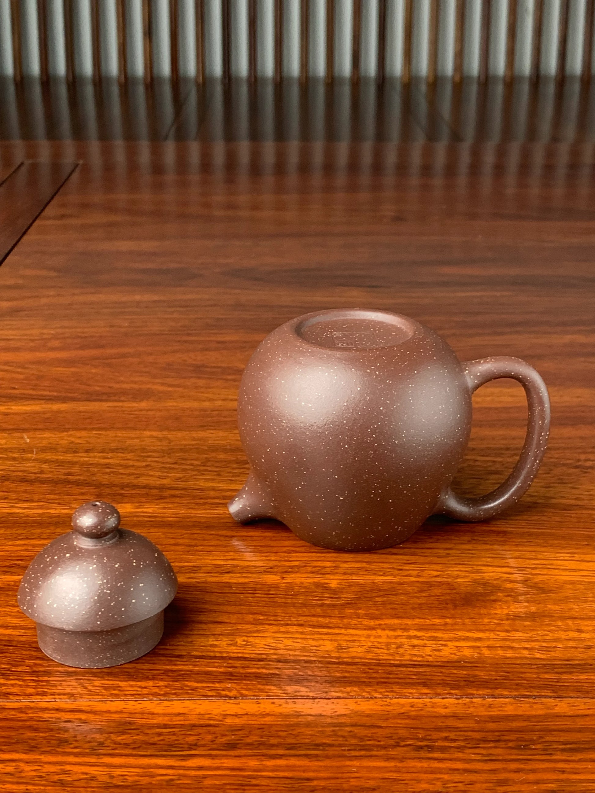 the lid and the body of the yixing teapot on the table