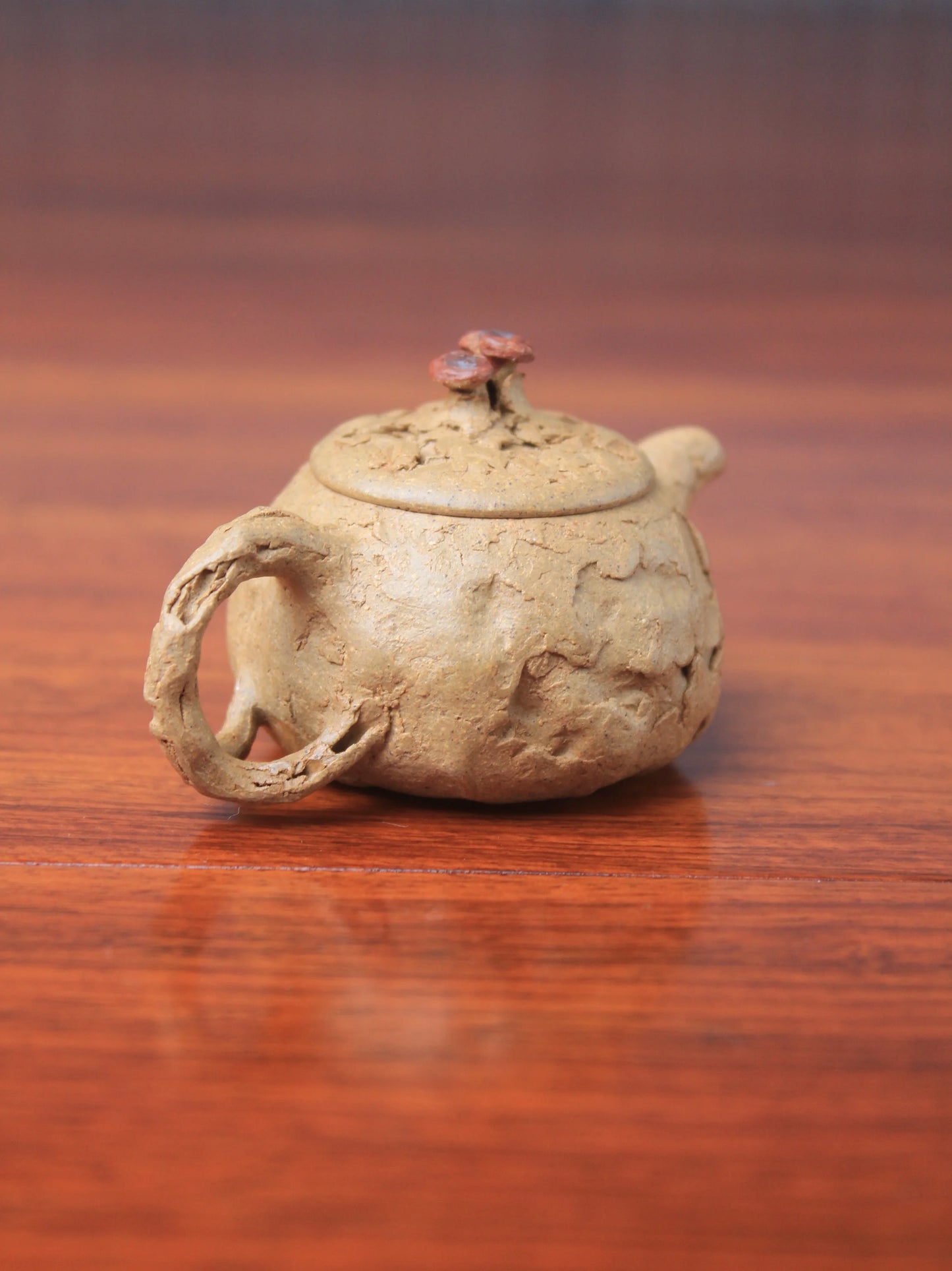 the left view of the gong chun yixing teapot