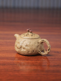 the left view of the yixing teapot gong chun