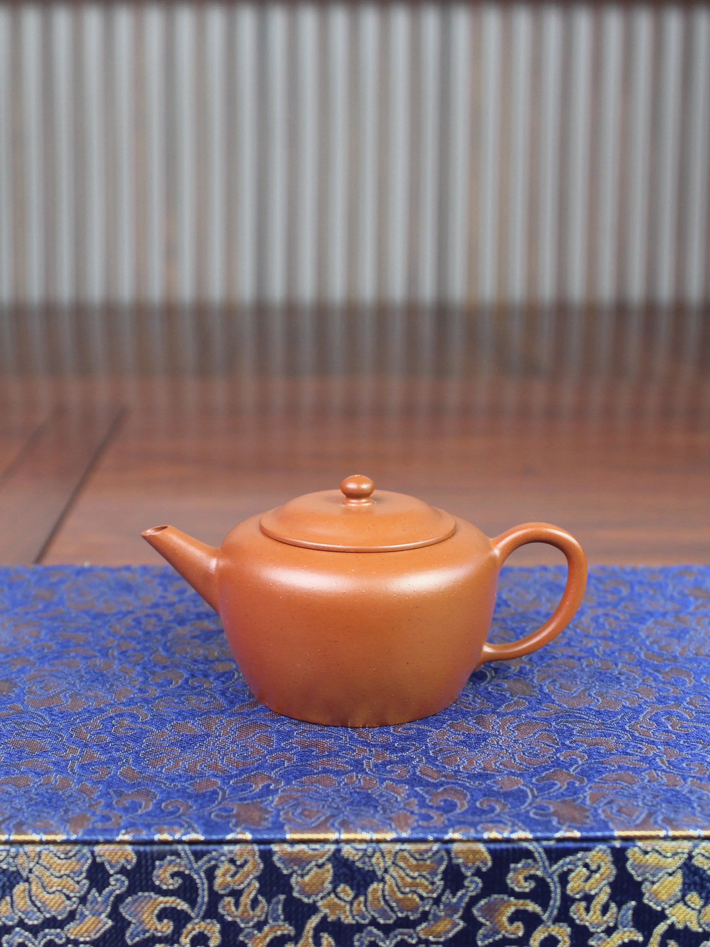 this is a shui ping teapot handmade with zhu ni clay, this teapot is good for tea