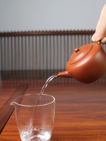 a perfect pour shui ping teapot handmade with zhu ni clay