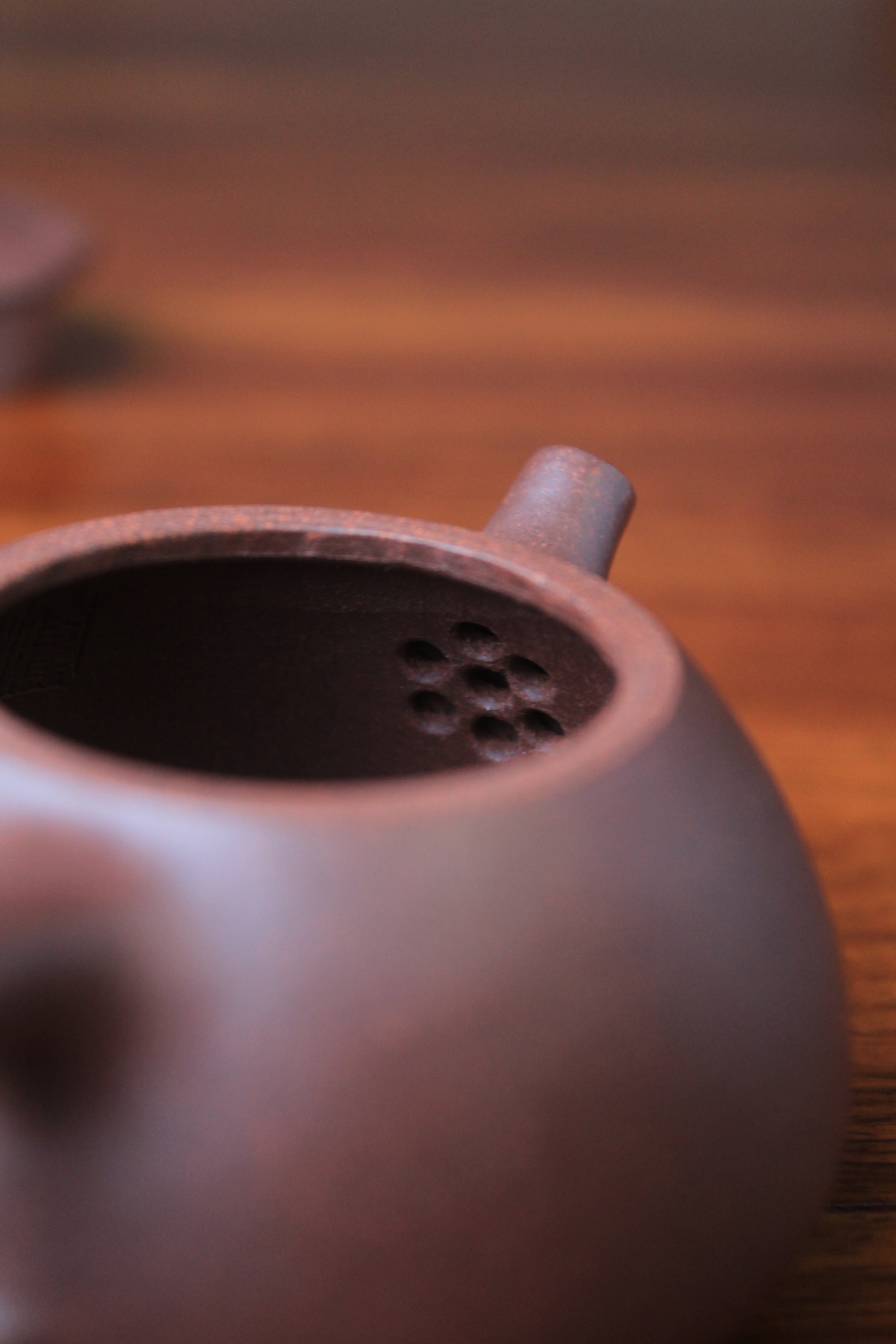 Filter of the collectible teapot from  yixing on the table