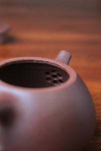 Filter of the collectible teapot from  yixing on the table
