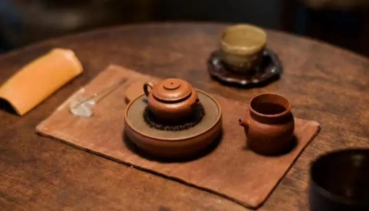 yixing teapots on thew table