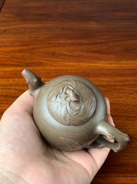 This yixing teapot feels comfortable in our hand.