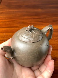 Looking down from above, the lid of the teapot is shaped like a melon leaf.