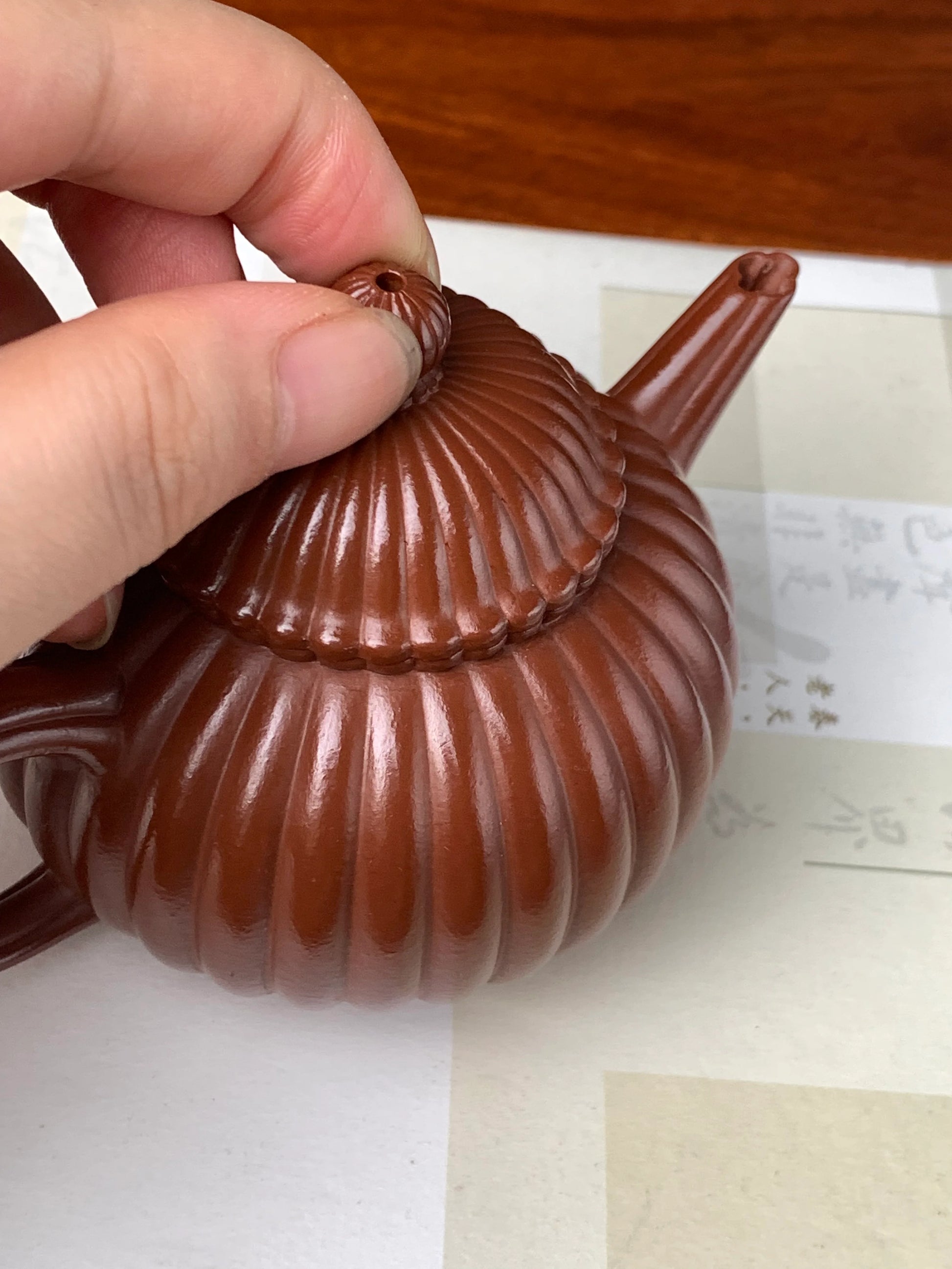 Personally inspect this Yixing teapot named shui ping