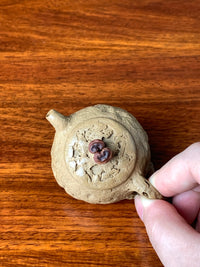Looking down at the lid, you can see a knob shaped like a lingzhi mushroom