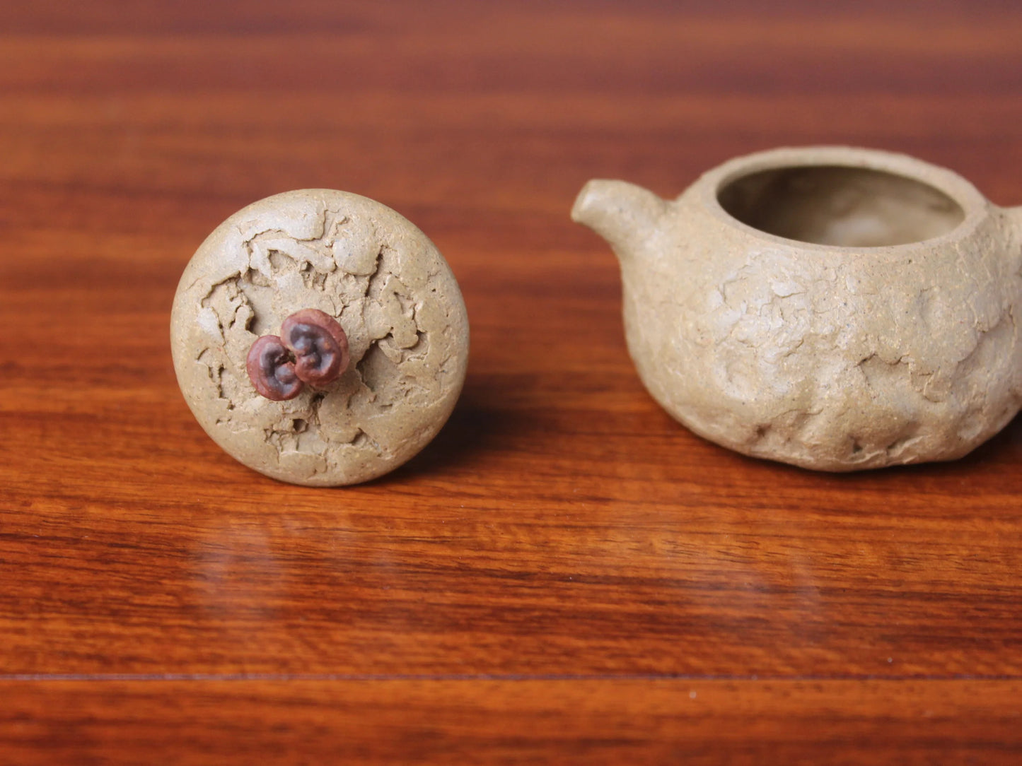 the lid of the gong chun teapot
