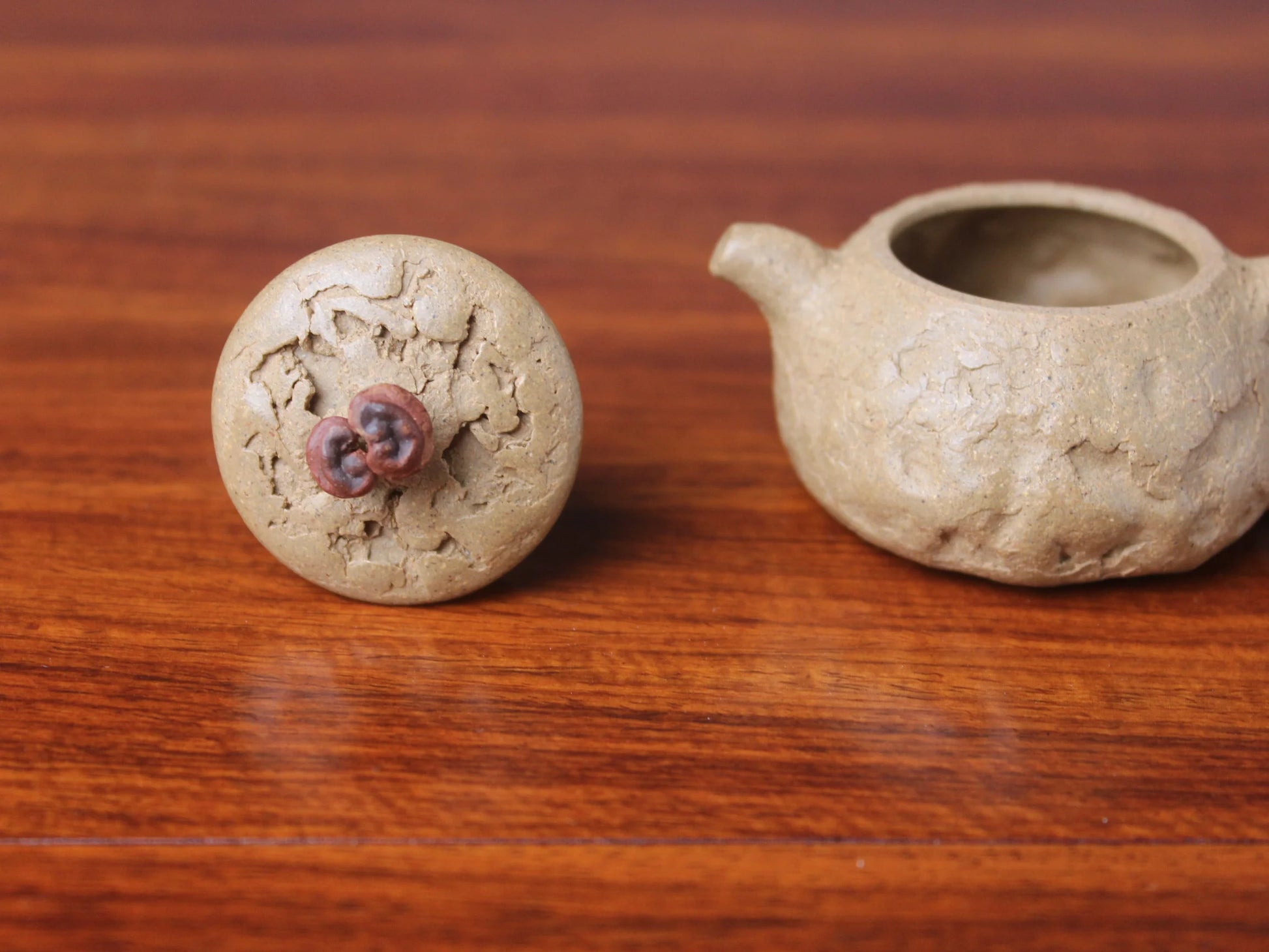 the lid of the gong chun teapot
