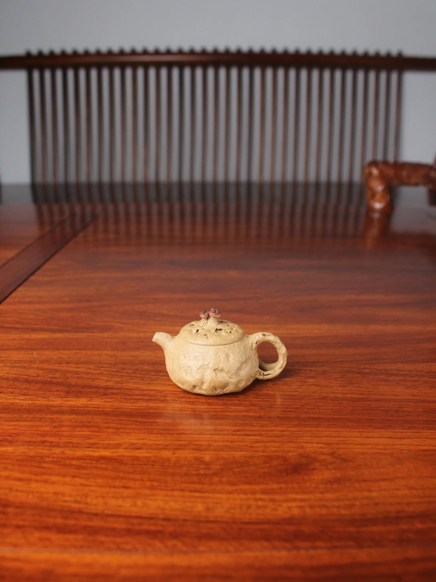 Front view of this Yixing teapot named gongchun.