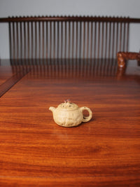 Front view of this Yixing teapot named gongchun.