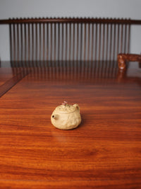 right view of this Yixing teapot named gongchun.