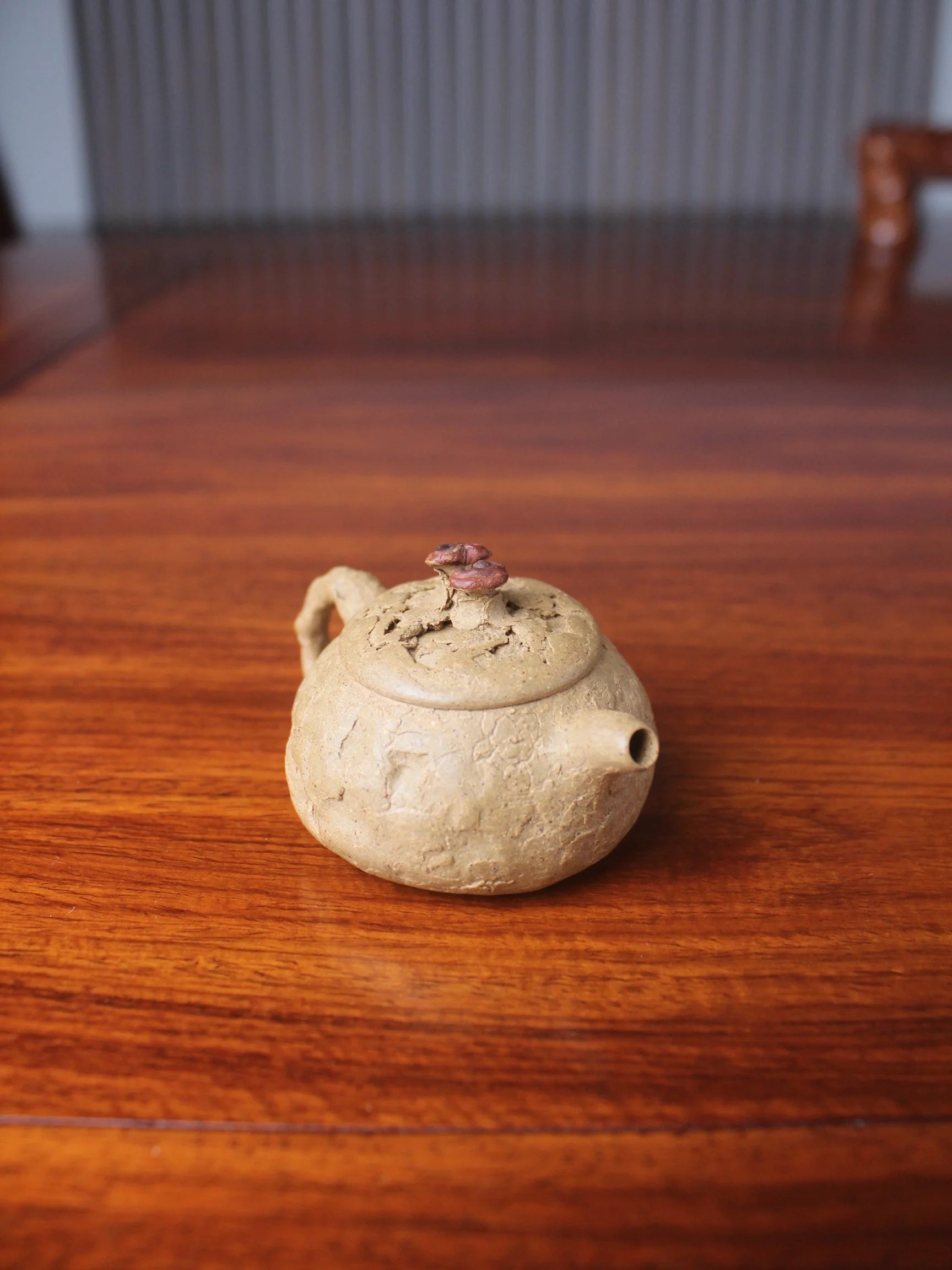 left view of this Yixing teapot named gongchun.
