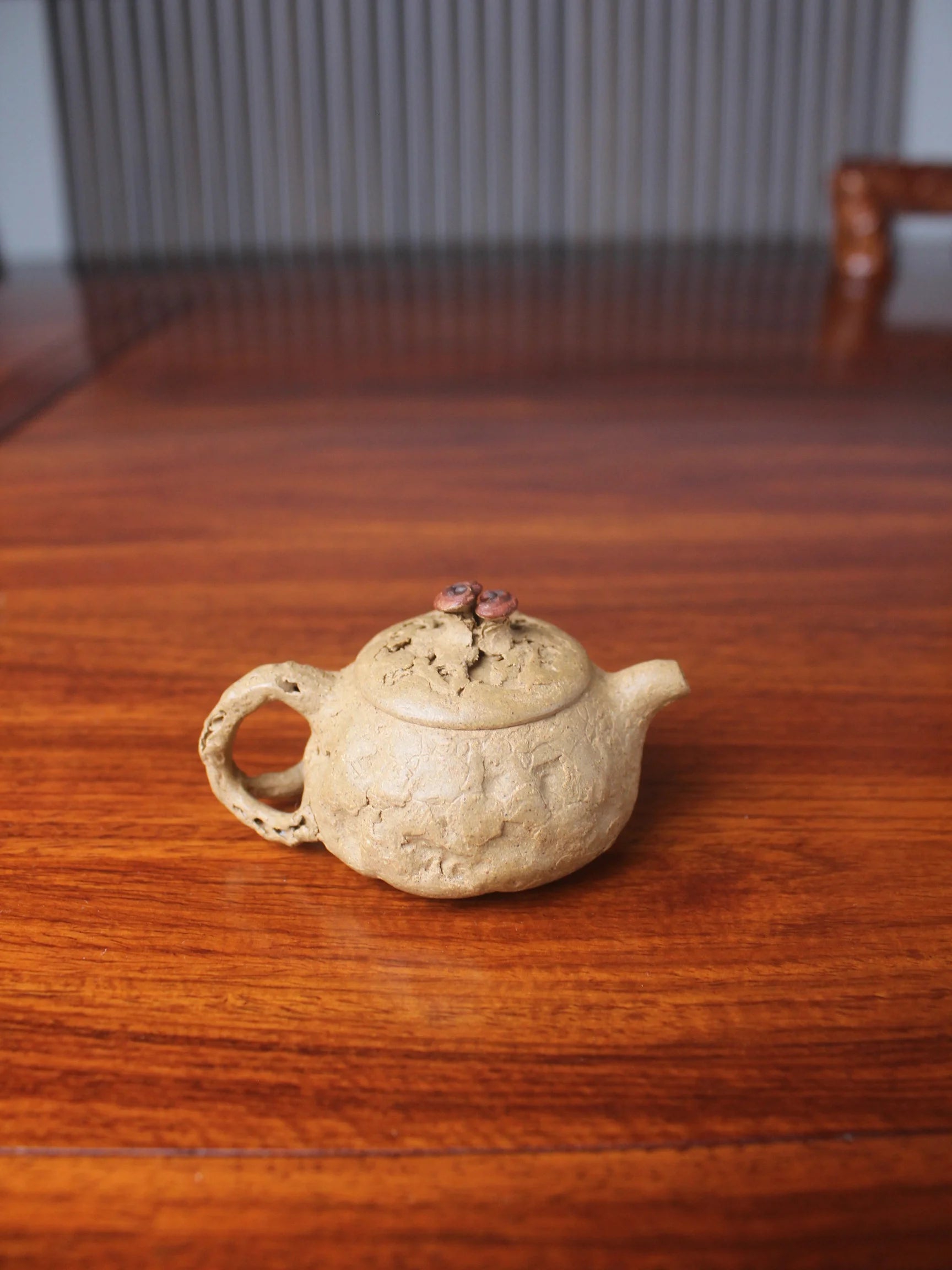 back view of this Yixing teapot named gongchun.