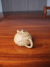 detail view of this Yixing teapot named gongchun.