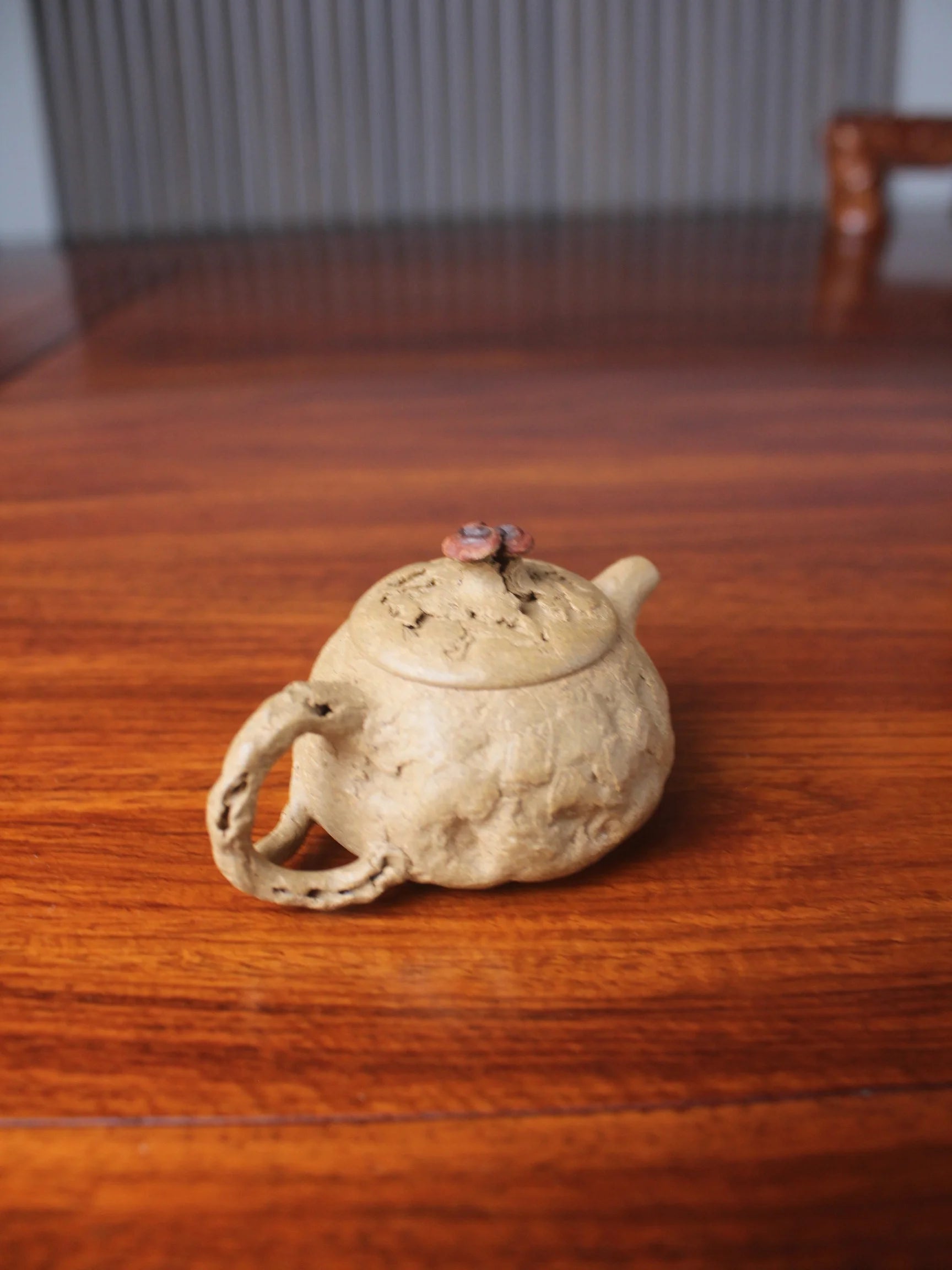 side view of this Yixing teapot named gongchun