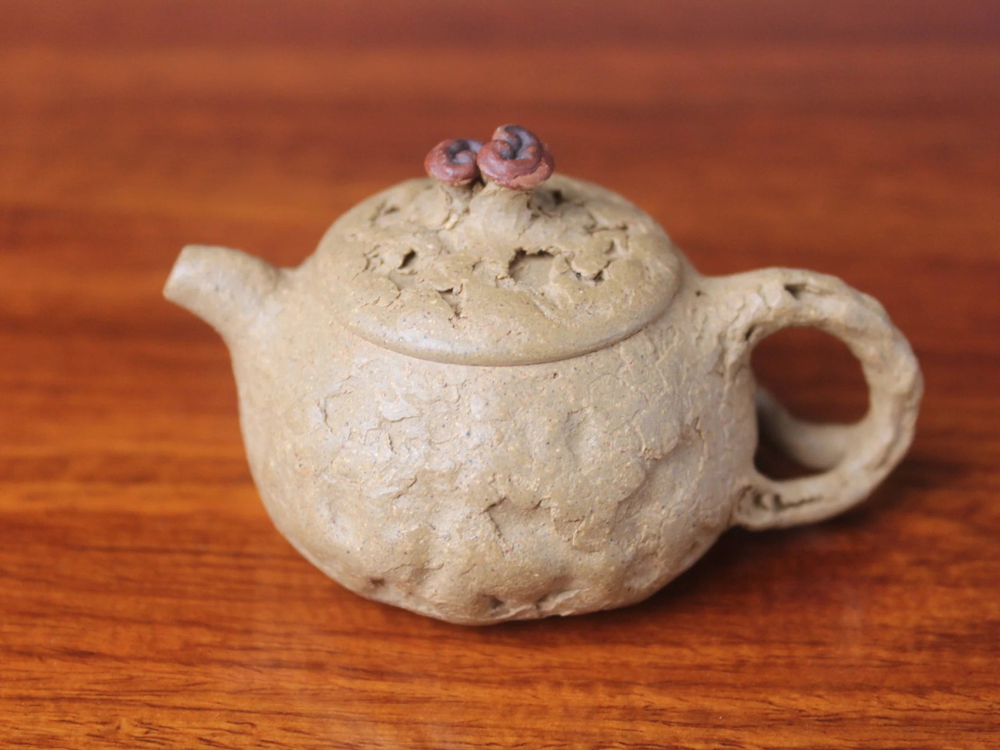 Close-up front view of the gong chun teapot