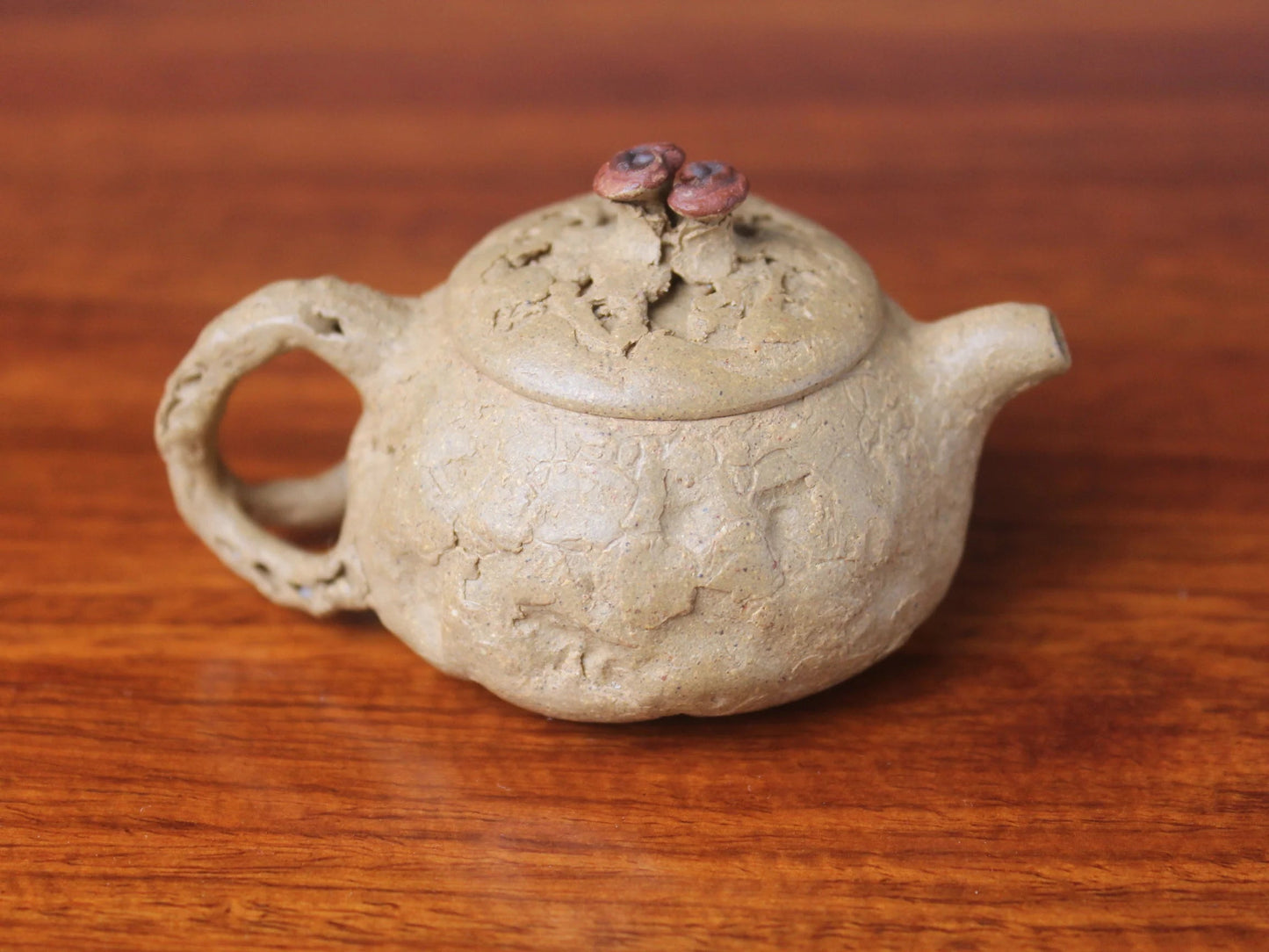 Close-up back view of the gong chun teapot