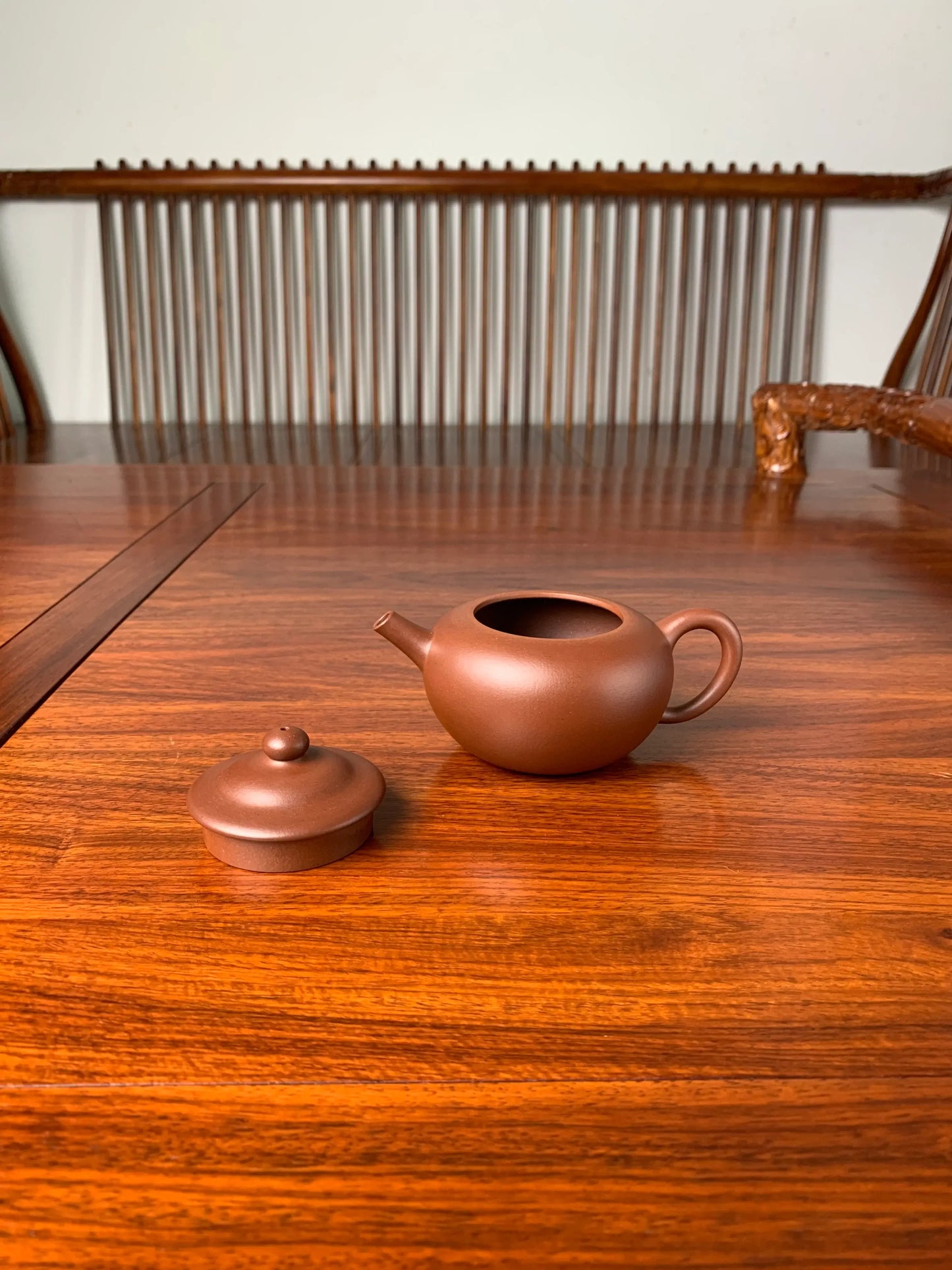the lid and the body of the yixing teapot on the table