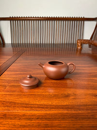 the lid and the body of the yixing teapot on the table