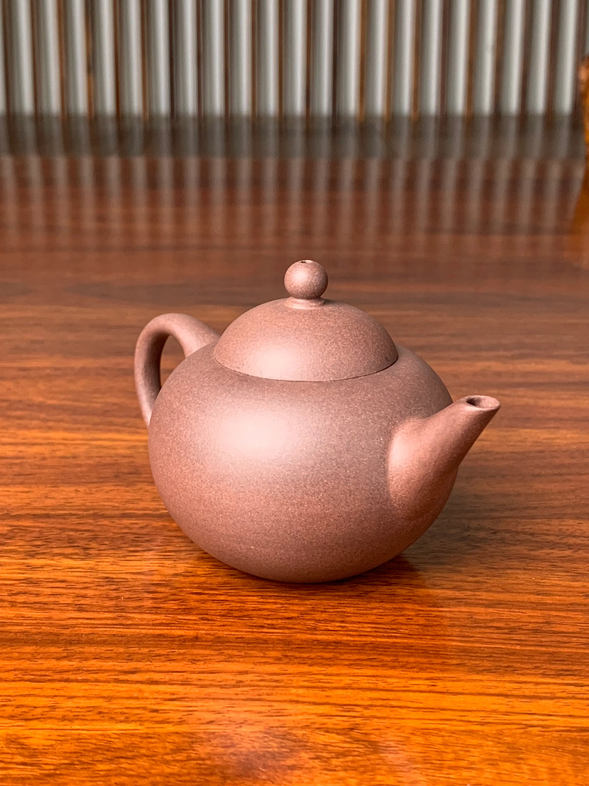 the left view of the handmade yixing zisha clay teapot qian gai shui ping