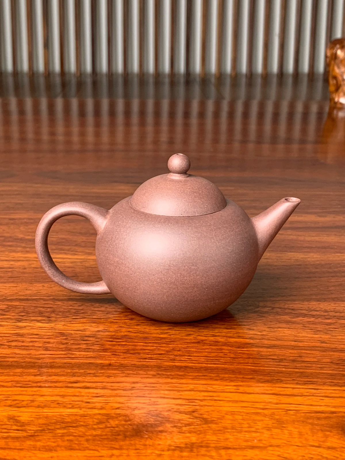 the back view of the handmade yixing zisha clay teapot qian gai shui ping