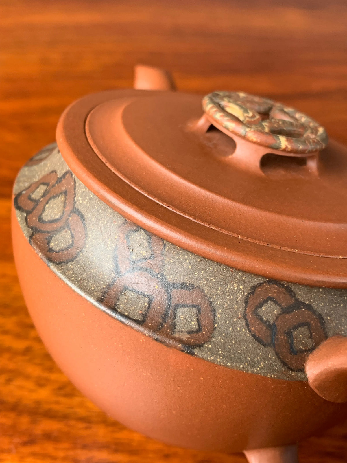Right-side view of the coin motif formed by jiaoni