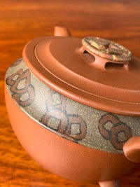 Right-side view of the coin motif formed by jiaoni