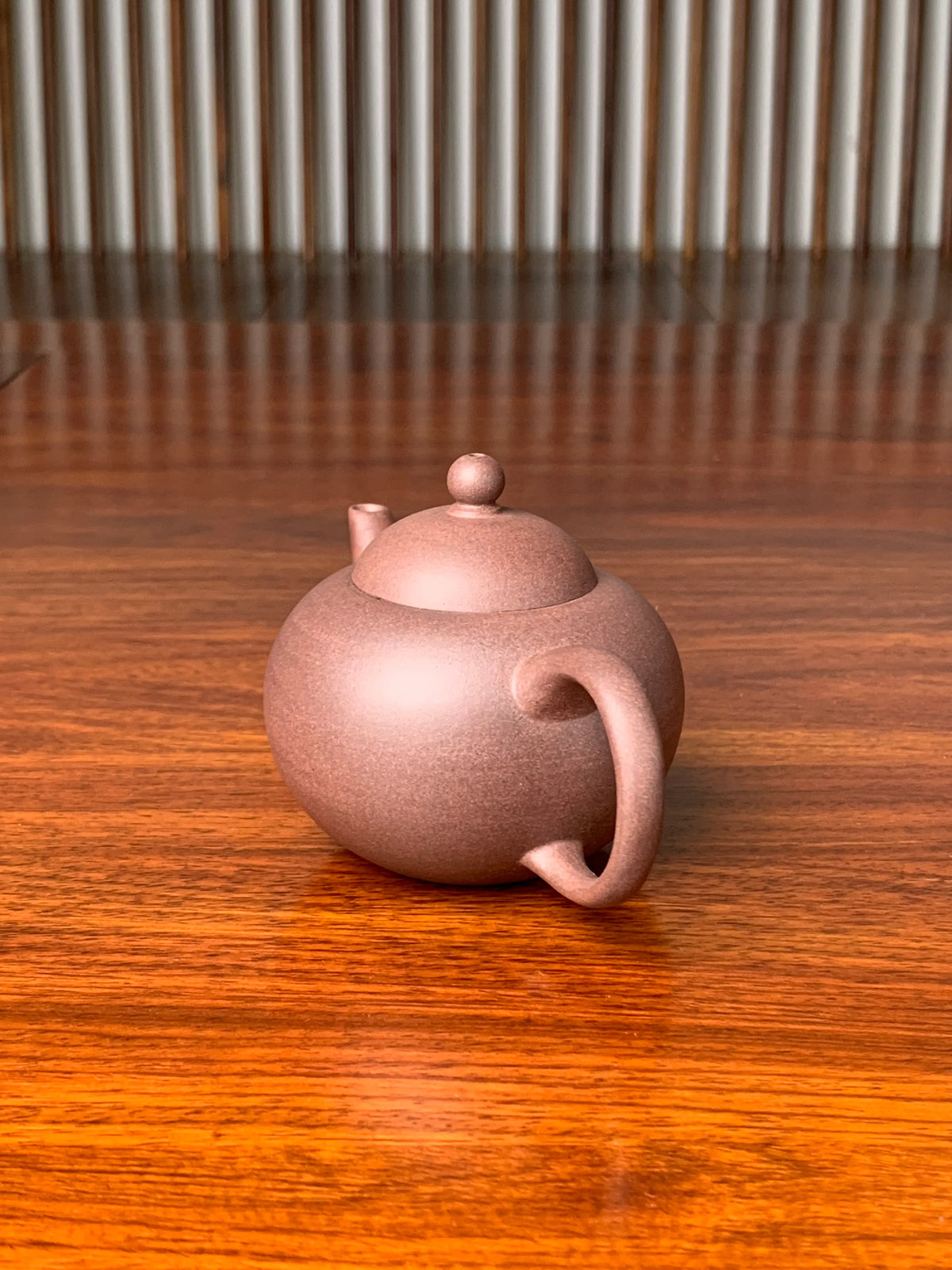 the side view of the handmade yixing zisha clay teapot qian gai shui ping