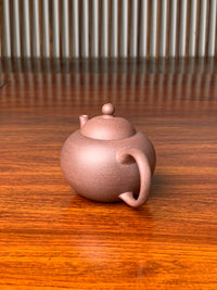 the side view of the handmade yixing zisha clay teapot qian gai shui ping