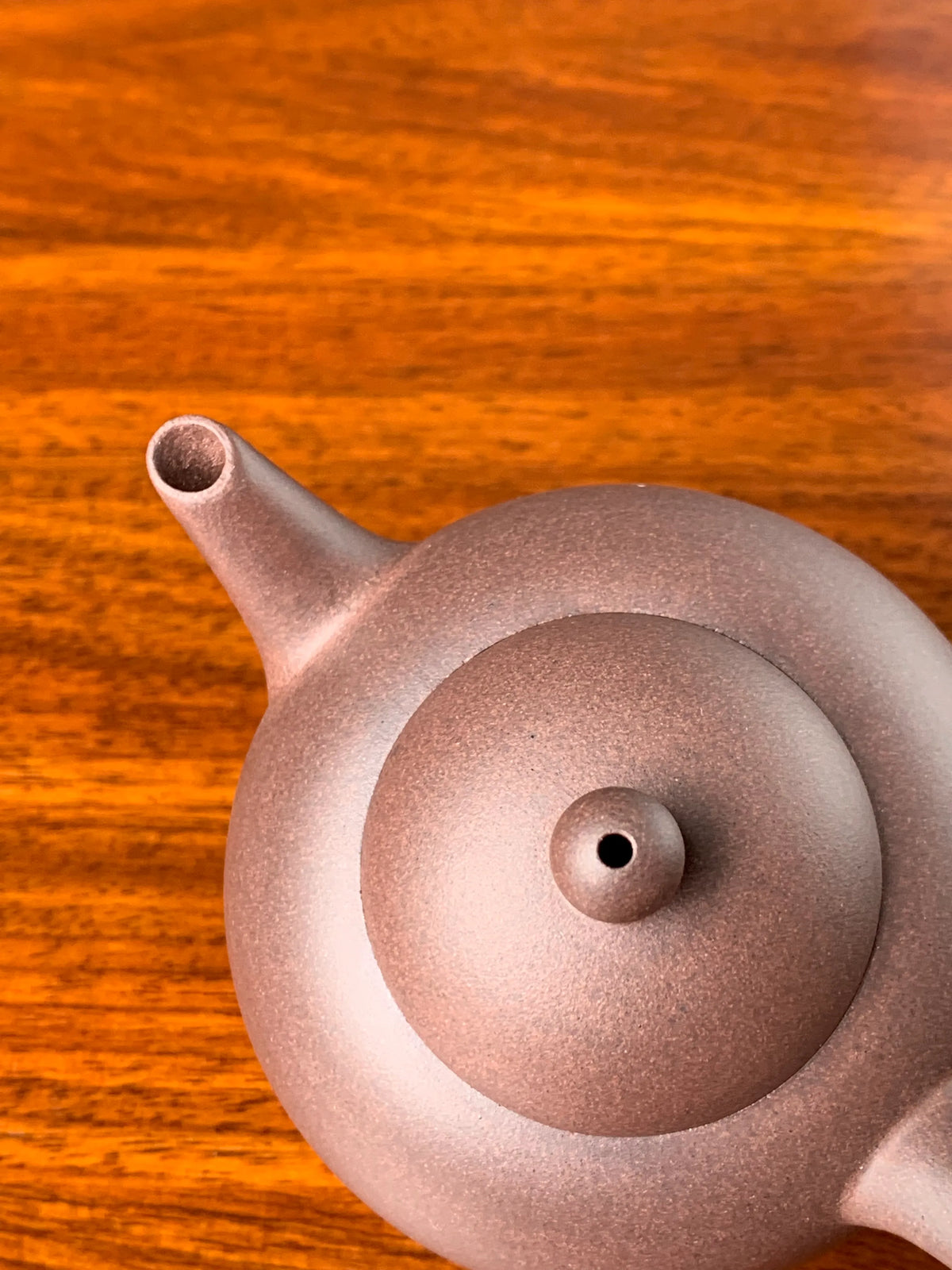 the front view of the handmade yixing zisha clay teapot qian gai shui ping