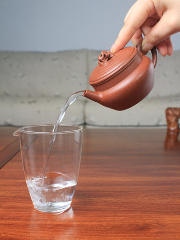 Good pour of the yixing zisha teapot