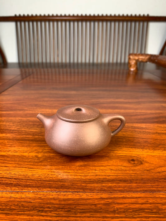 yixing zisha teapot shi piao on the table