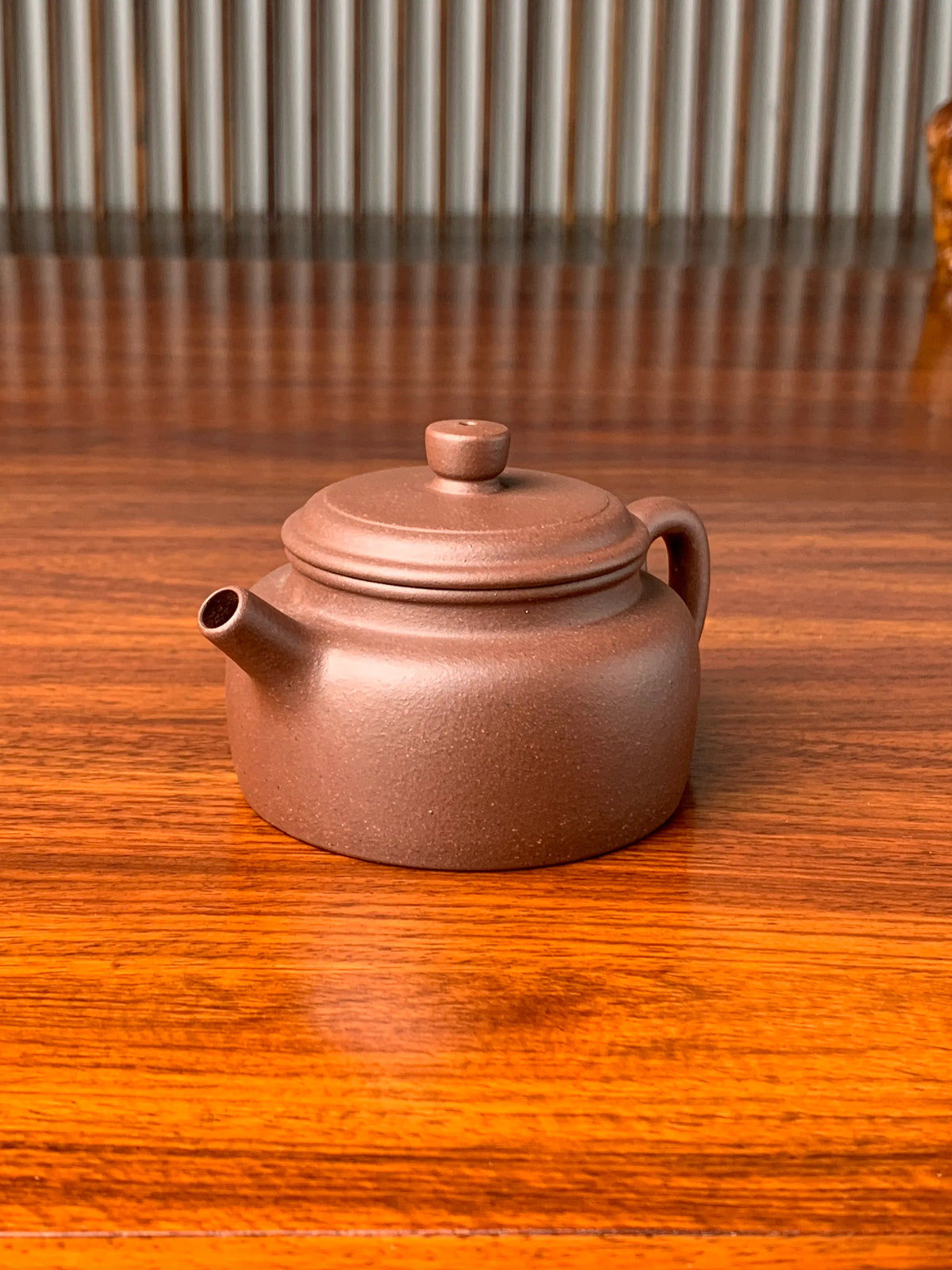 the right view of the yixing zisha clay teapot de zhong