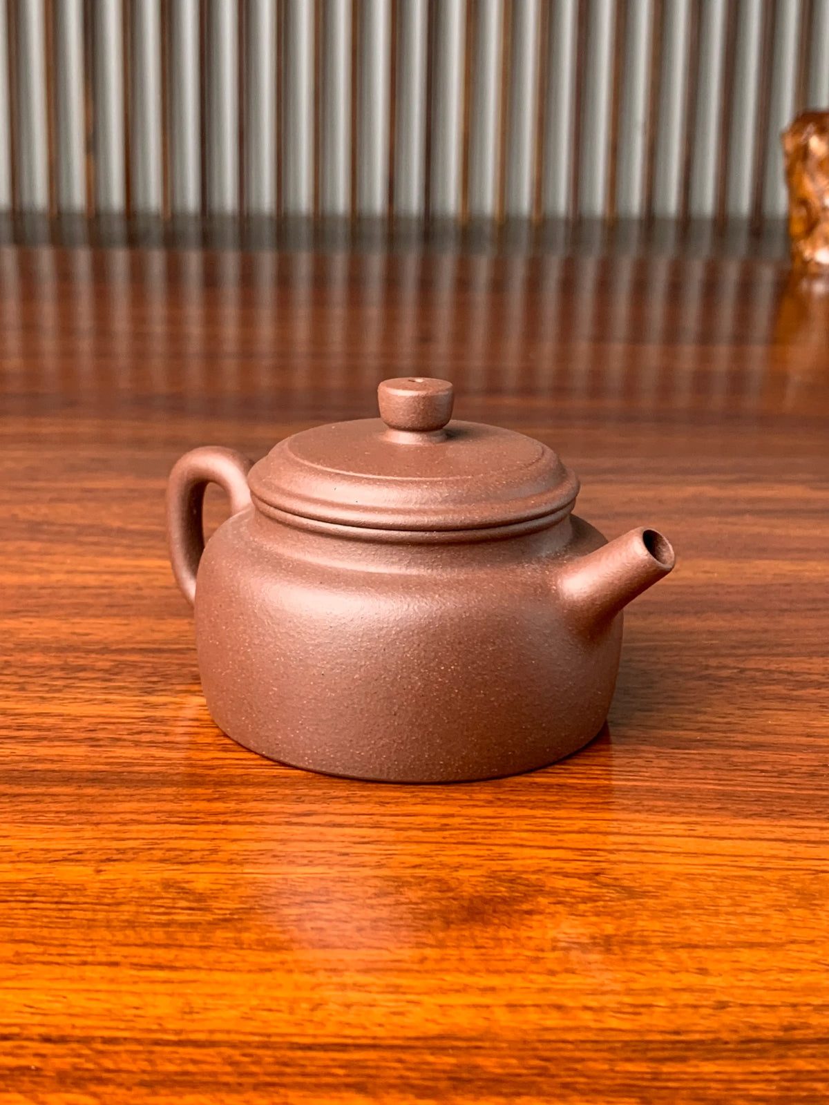the left view of the yixing zisha clay teapot de zhong