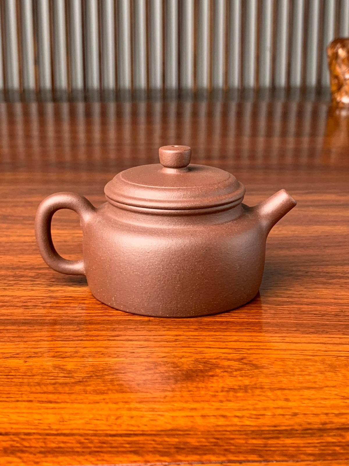 the back view of the yixing zisha clay teapot de zhong