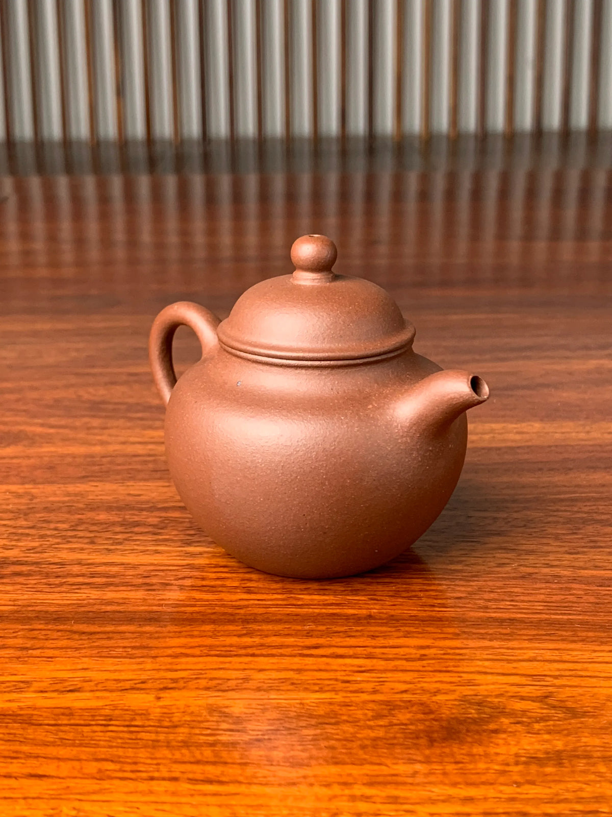 the left view of the yixing zisha clay teapot gao lian zi