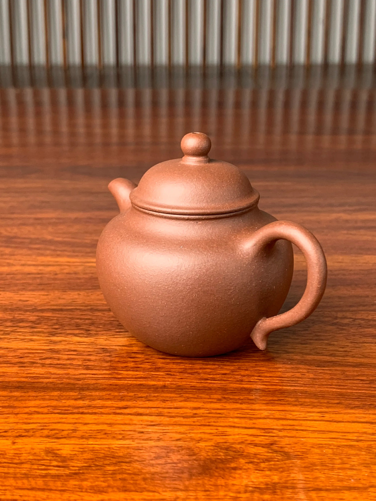 the side view of the yixing zisha clay teapot gao lian zi