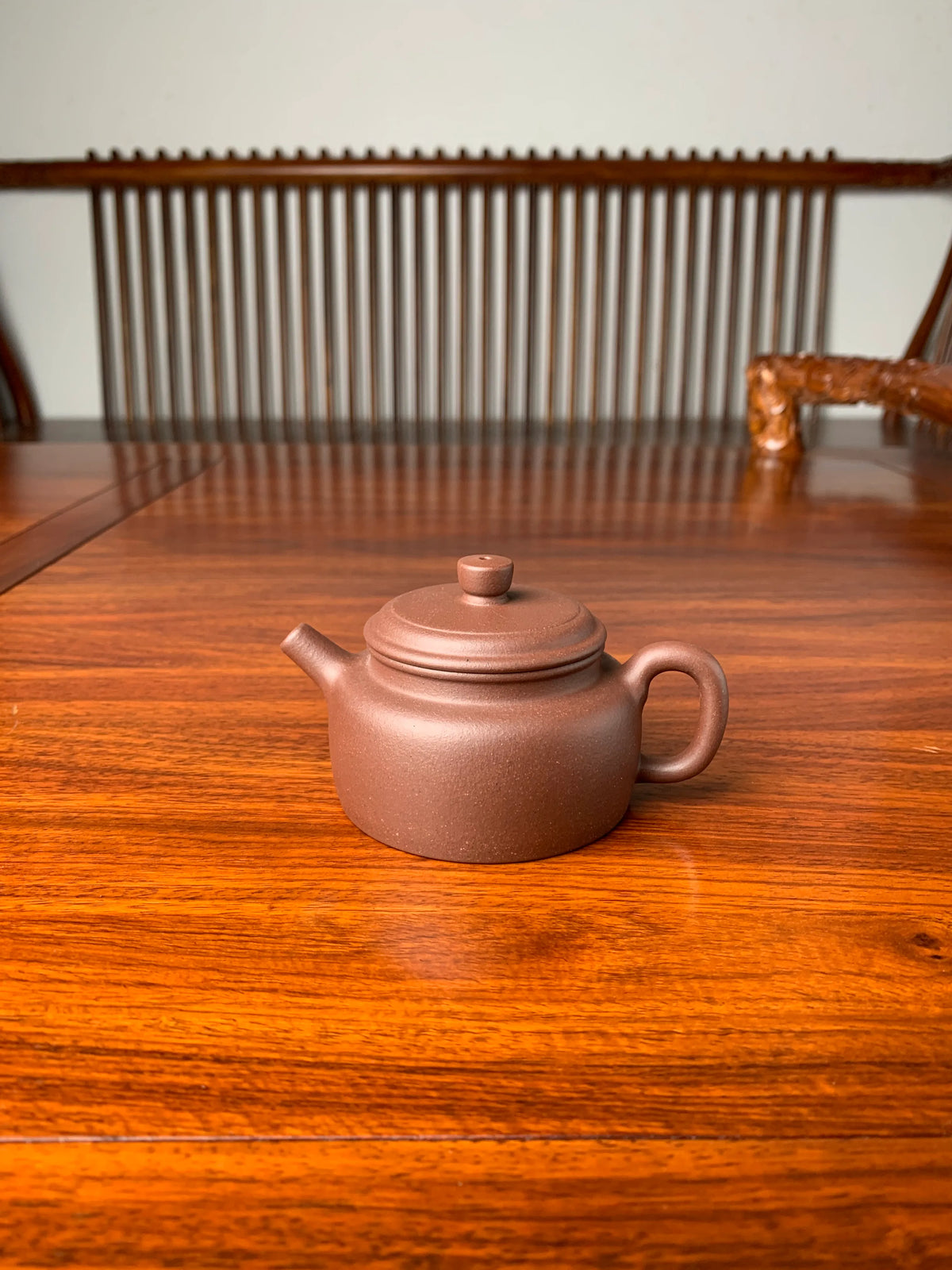 yixing zisha teapot de zhong on the table