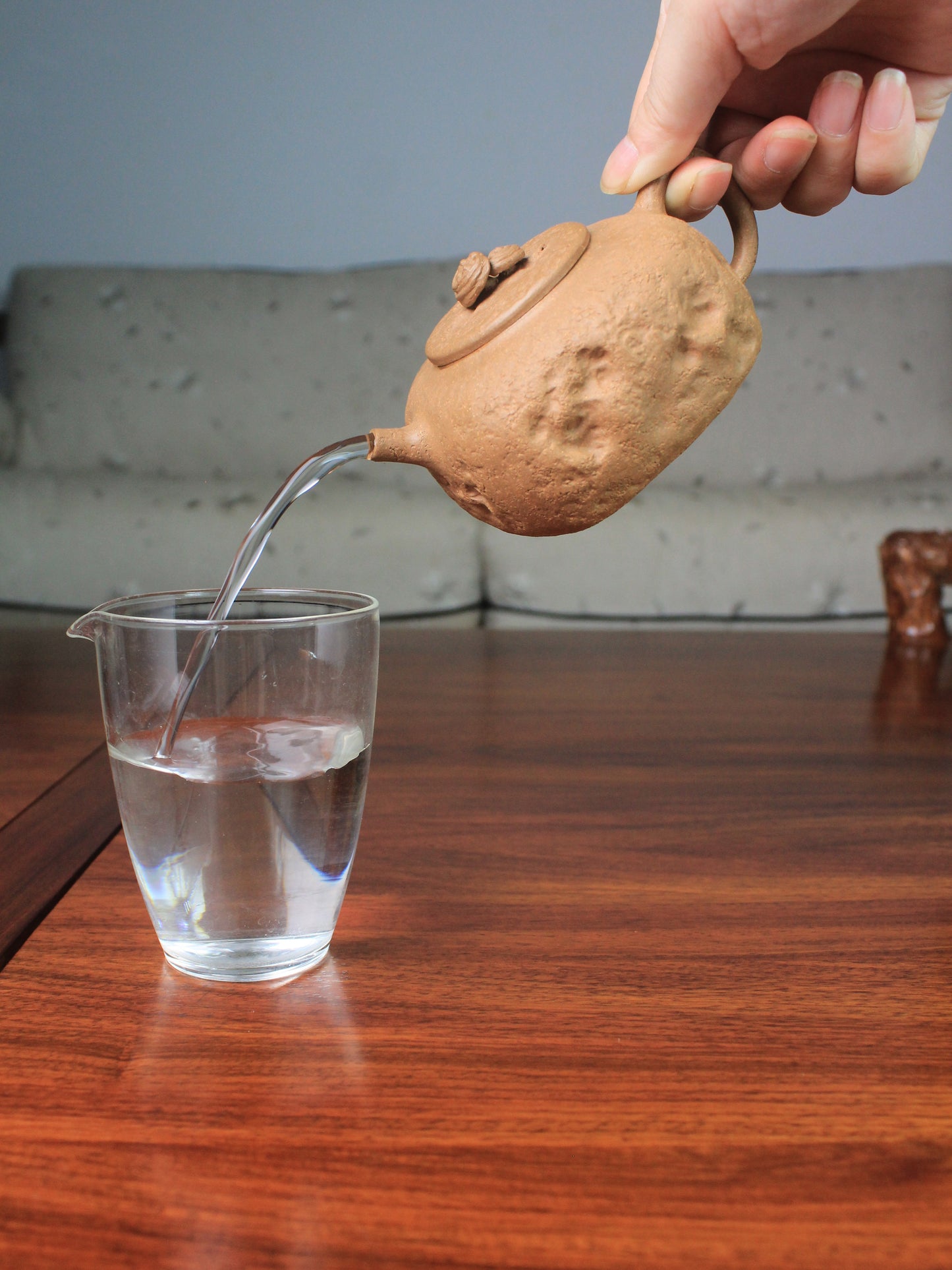 Perfect pour of the zi sha hu