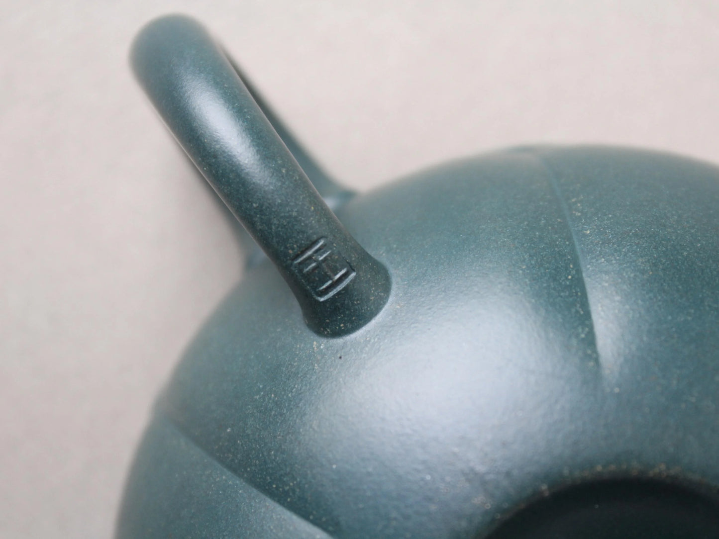 the handle mark of the min guo lv ni zisha teapot