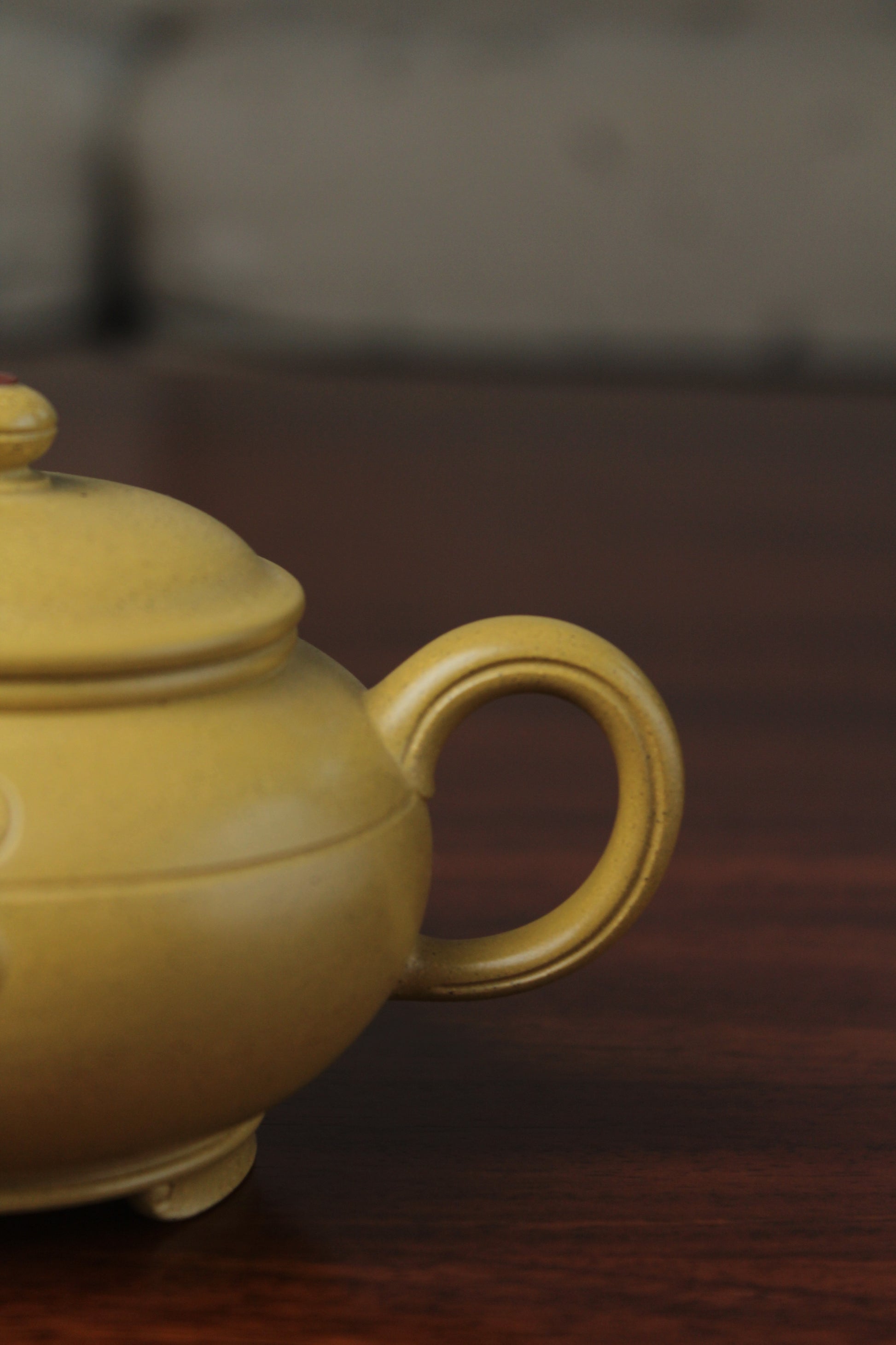 the handle of zisha teapot, handmade with purple clay from teapot art zisha art gallery 