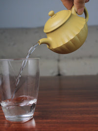 perfect pour of the zisha teapot