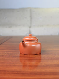 Right view of the De Zhong zhu ni teapot