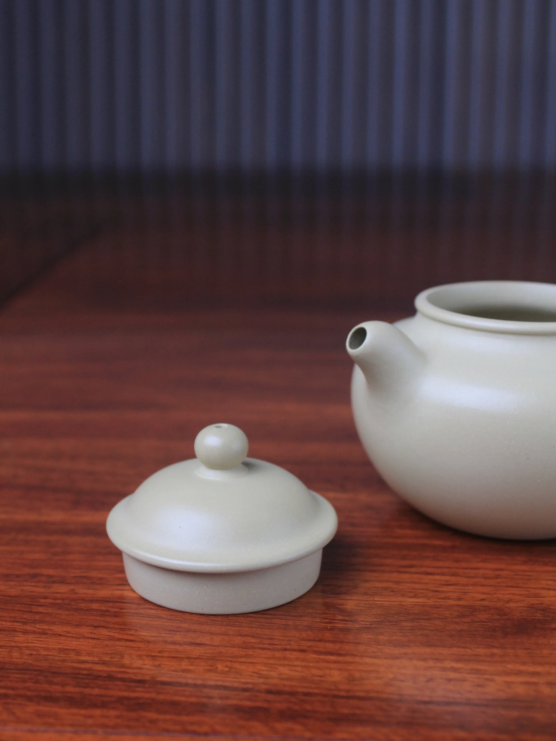 Benshan Lüni zisha teapot named lian zi - detail