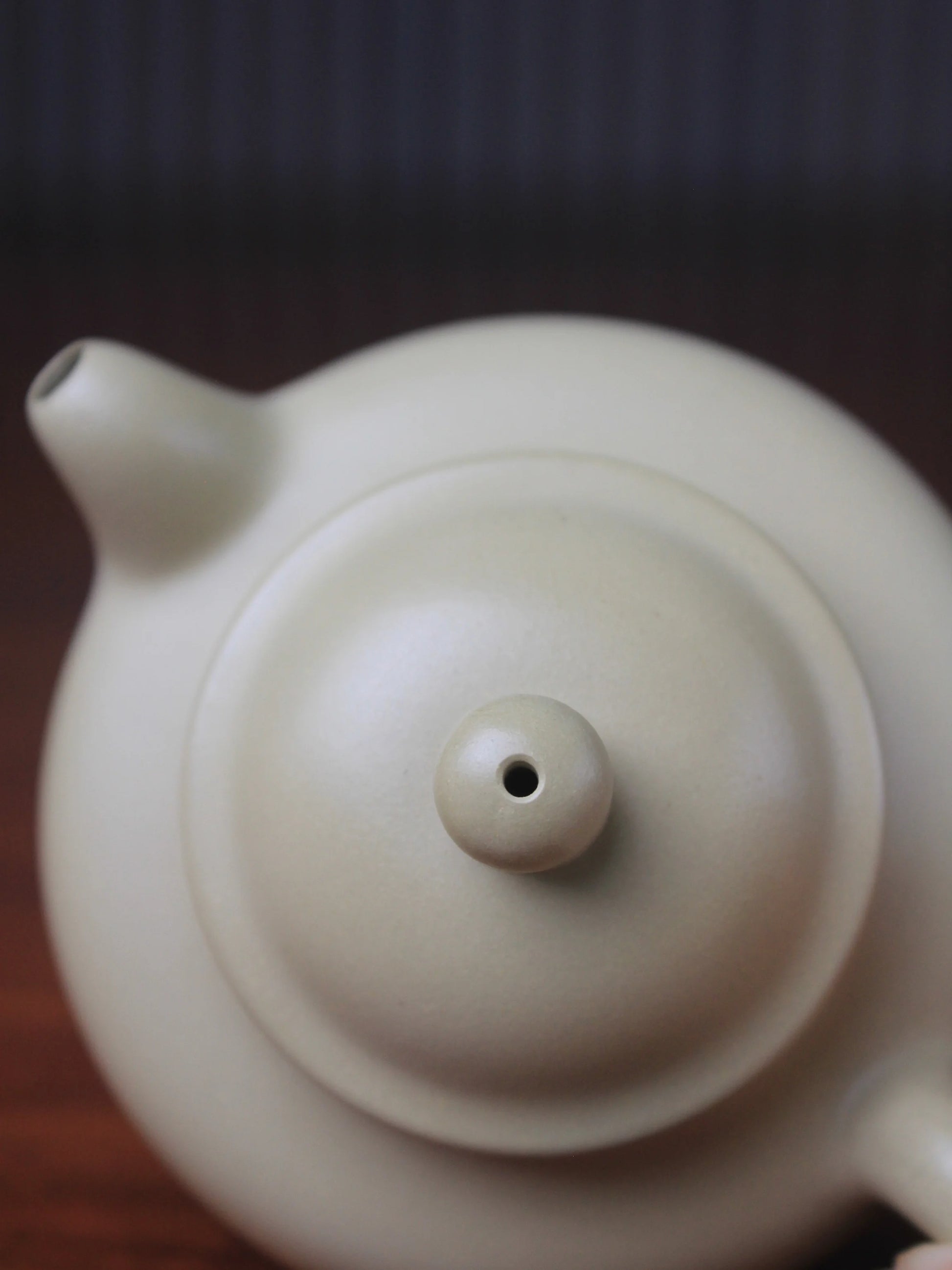 details of Benshan Lüni zisha teapot named lian zi