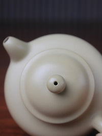 details of Benshan Lüni zisha teapot named lian zi
